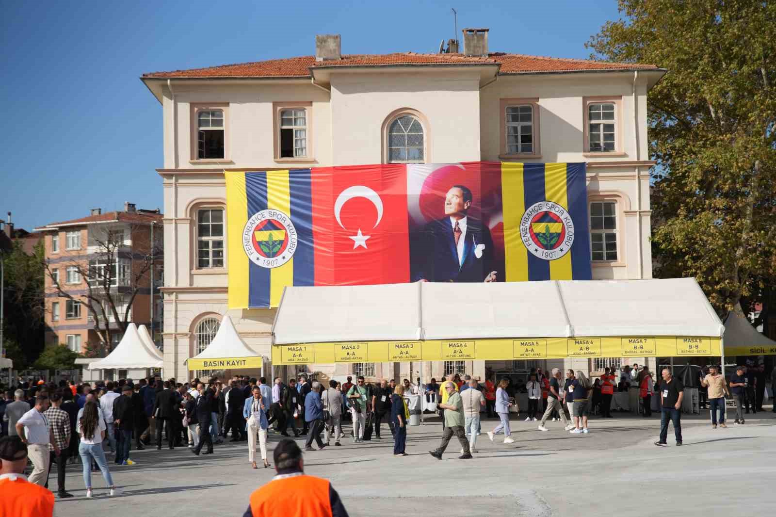 Fenerbahçe’de olağanüstü seçimli genel kurul toplantısı başladı