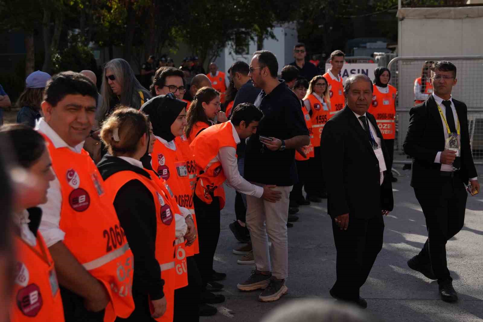 Fenerbahçe’de olağanüstü seçimli genel kurul toplantısı başladı