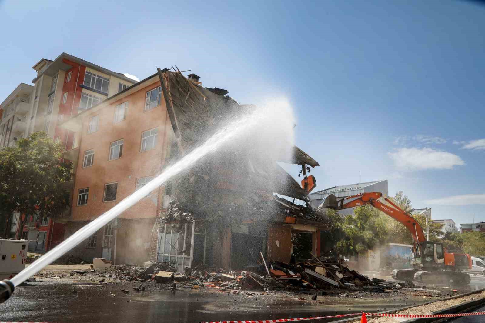 Van’da yol genişletme çalışmaları için 4 katlı bina yıktırıldı