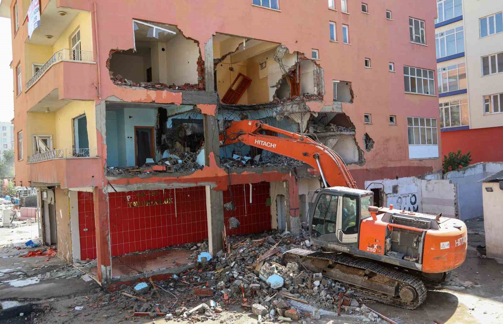 Van’da yol genişletme çalışmaları için 4 katlı bina yıktırıldı