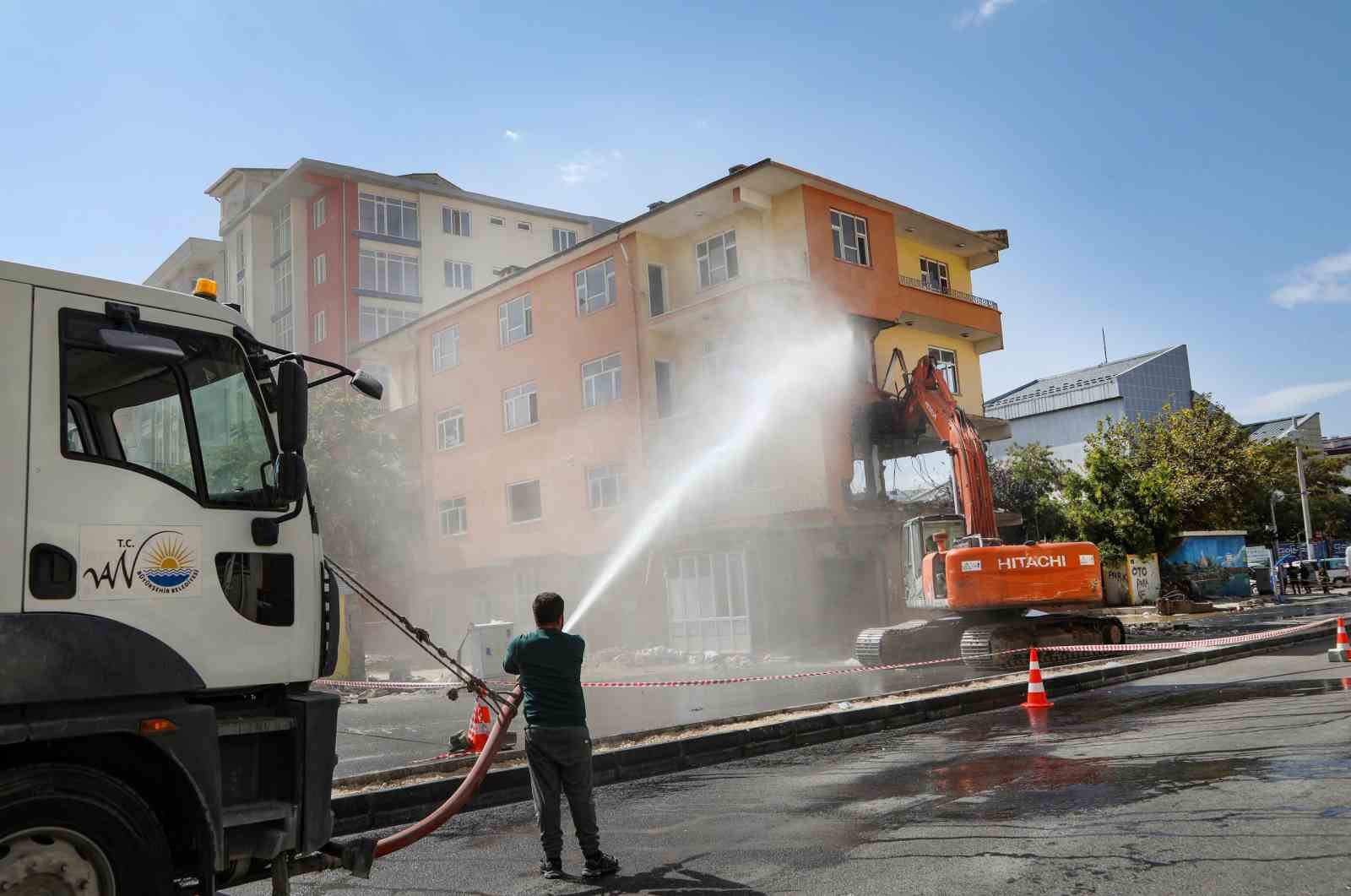 Van’da yol genişletme çalışmaları için 4 katlı bina yıktırıldı