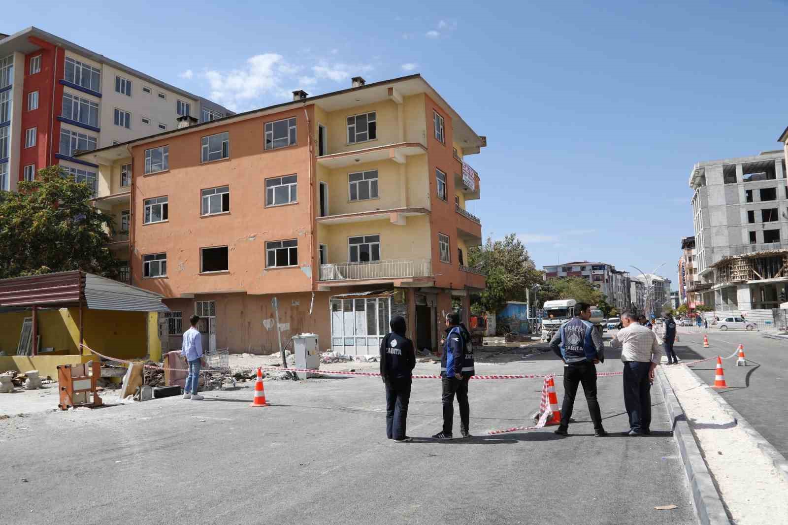 Van’da yol genişletme çalışmaları için 4 katlı bina yıktırıldı