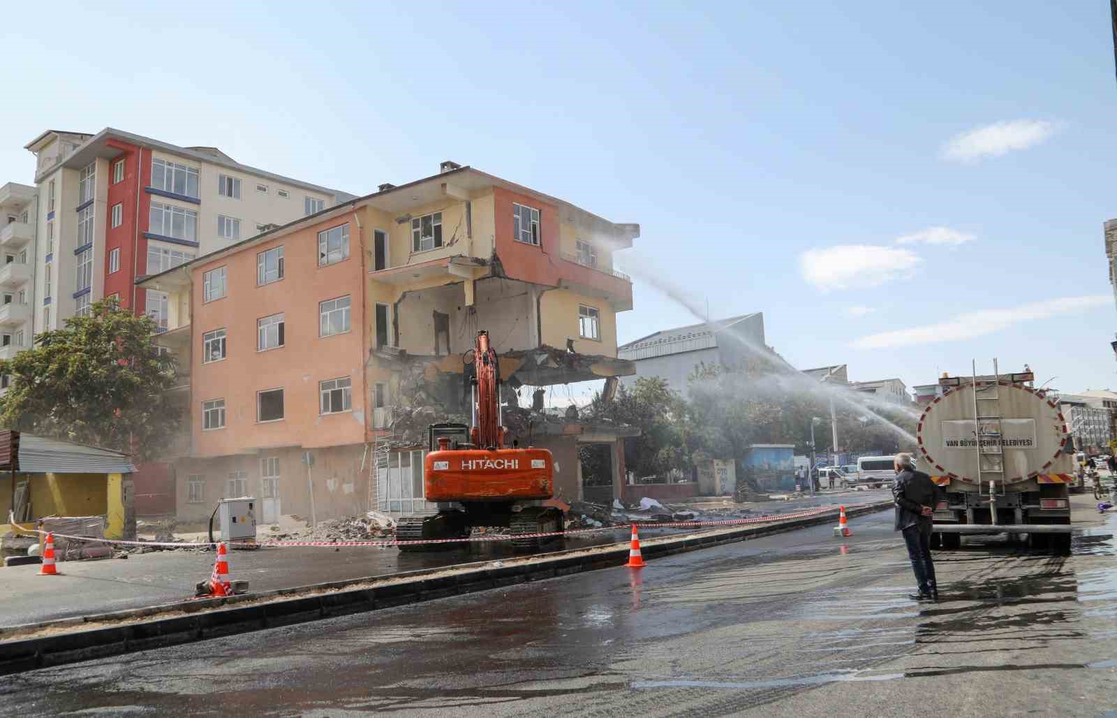 Van’da yol genişletme çalışmaları için 4 katlı bina yıktırıldı