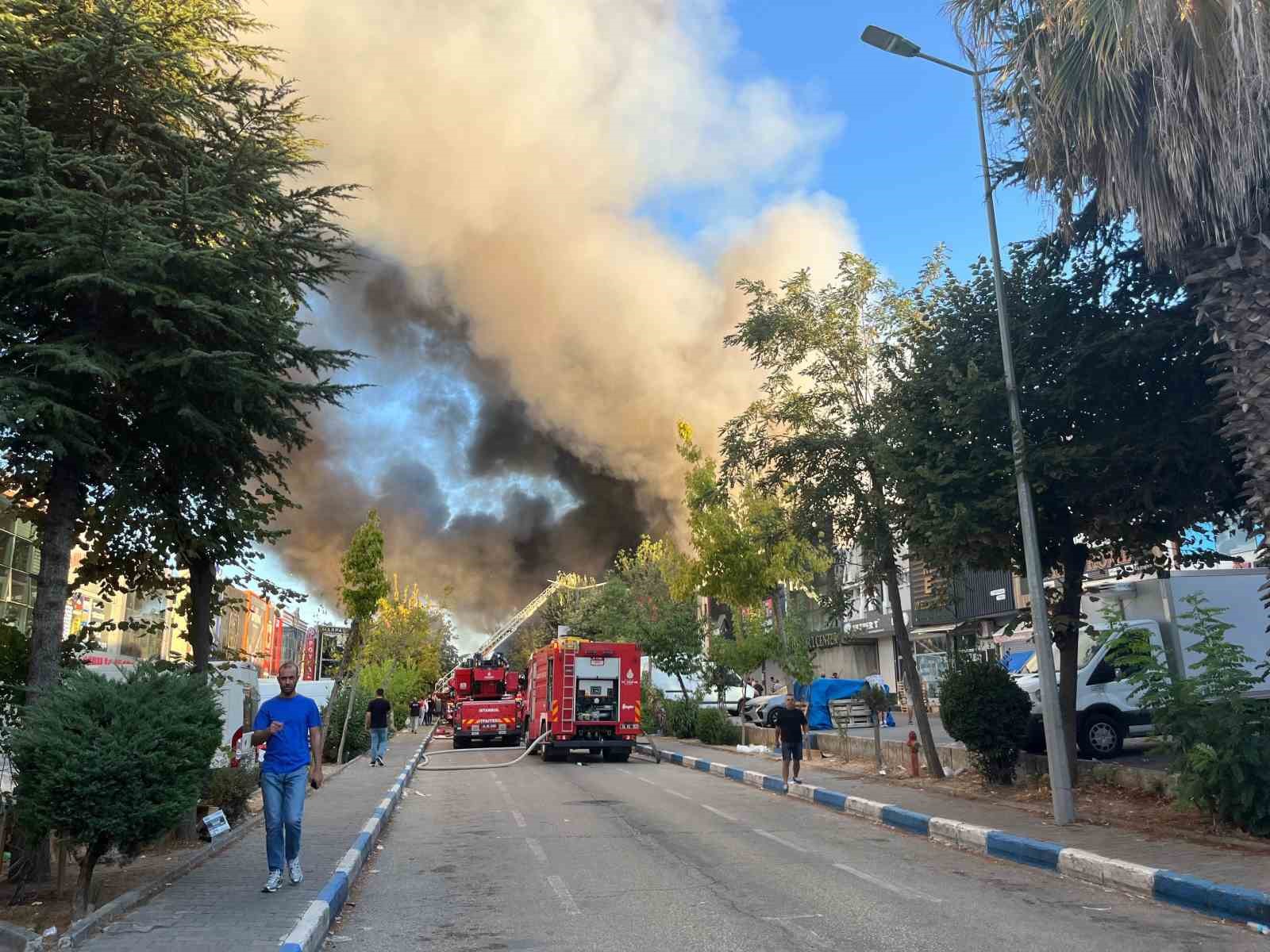 Bağcılar İSTOÇ’ta yangın: 17 işyeri hasar gördü