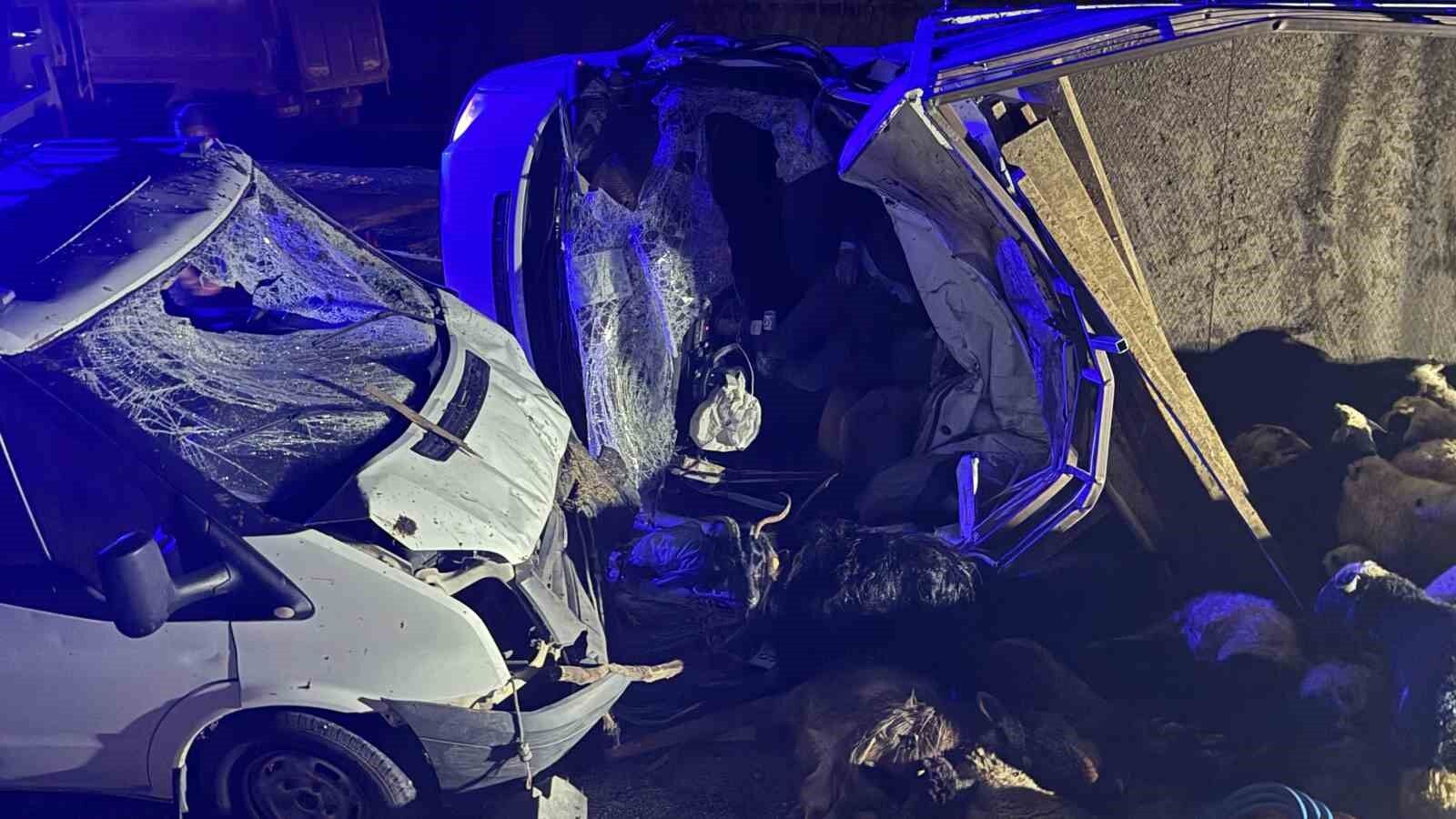 Diyarbakır’da iki kamyonet çarpıştı: 2 ölü, 1 yaralı