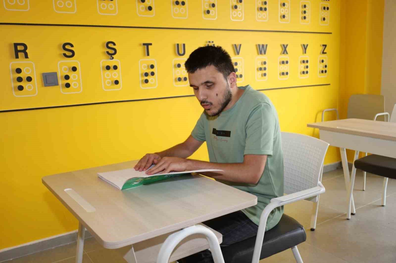 Görme engelli eğitmenleriyle hayata daha sıkı tutunuyorlar