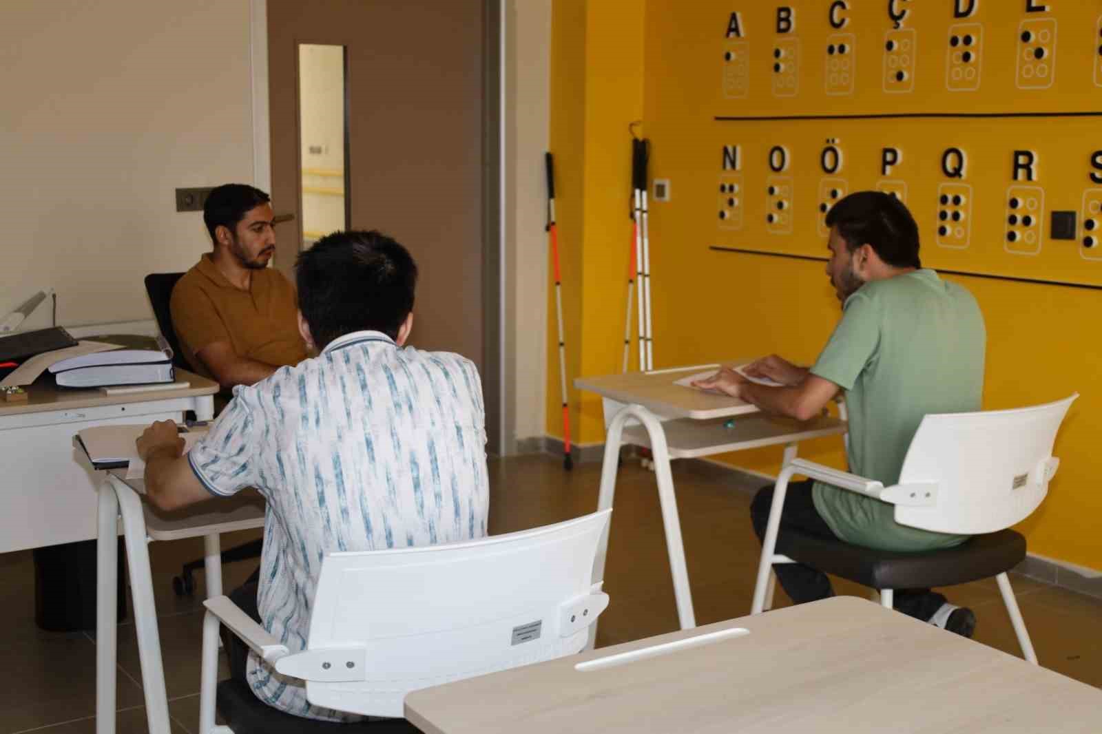 Görme engelli eğitmenleriyle hayata daha sıkı tutunuyorlar