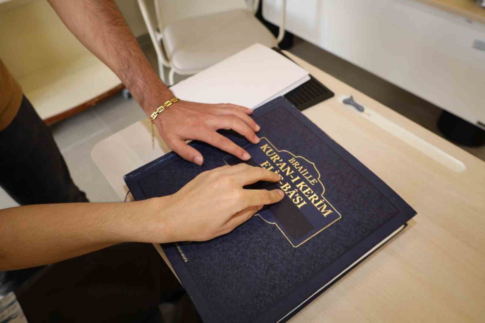 Görme engelli eğitmenleriyle hayata daha sıkı tutunuyorlar