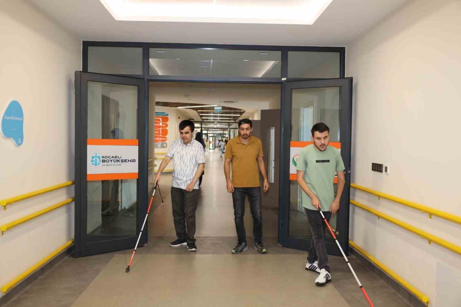 Görme engelli eğitmenleriyle hayata daha sıkı tutunuyorlar