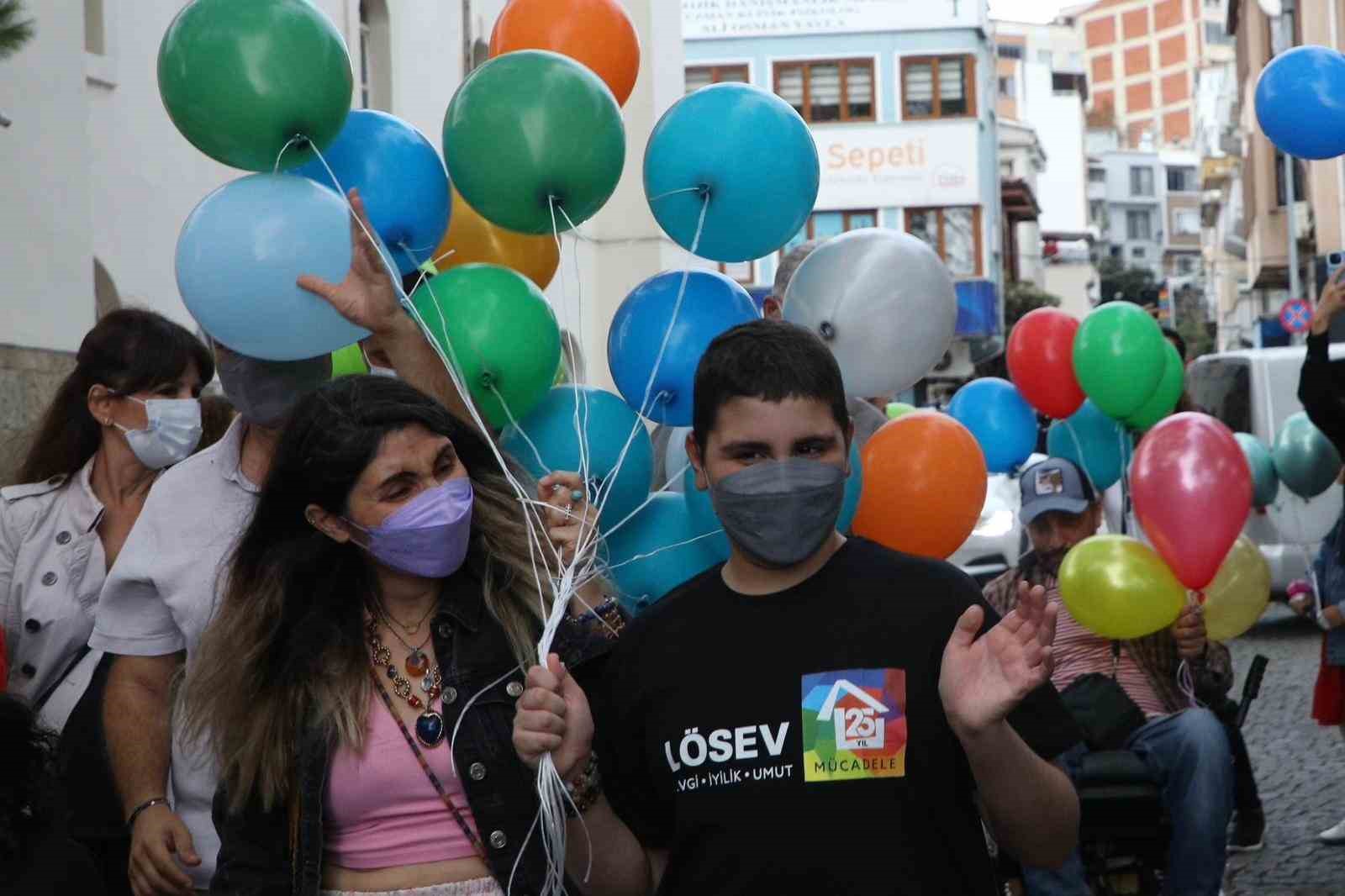 Lösemiyi yenen 11 yaşındaki Ali Demir için binlerce balon göğe yükseldi