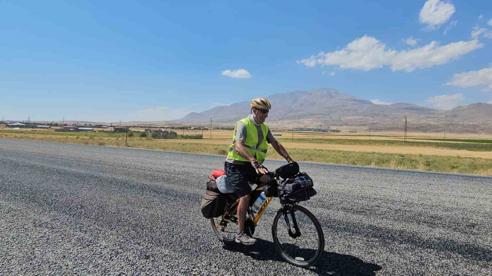 Bisikletseverlerden Van Gölü’ne büyük ilgi