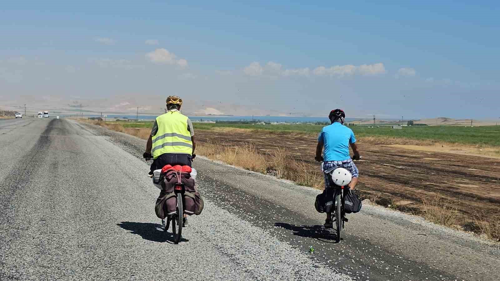 Bisikletseverlerden Van Gölü’ne büyük ilgi
