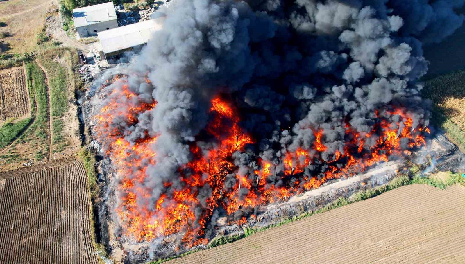 Adana’da geri dönüşüm fabrikasının bahçesindeki yangın dronla görüntülendi