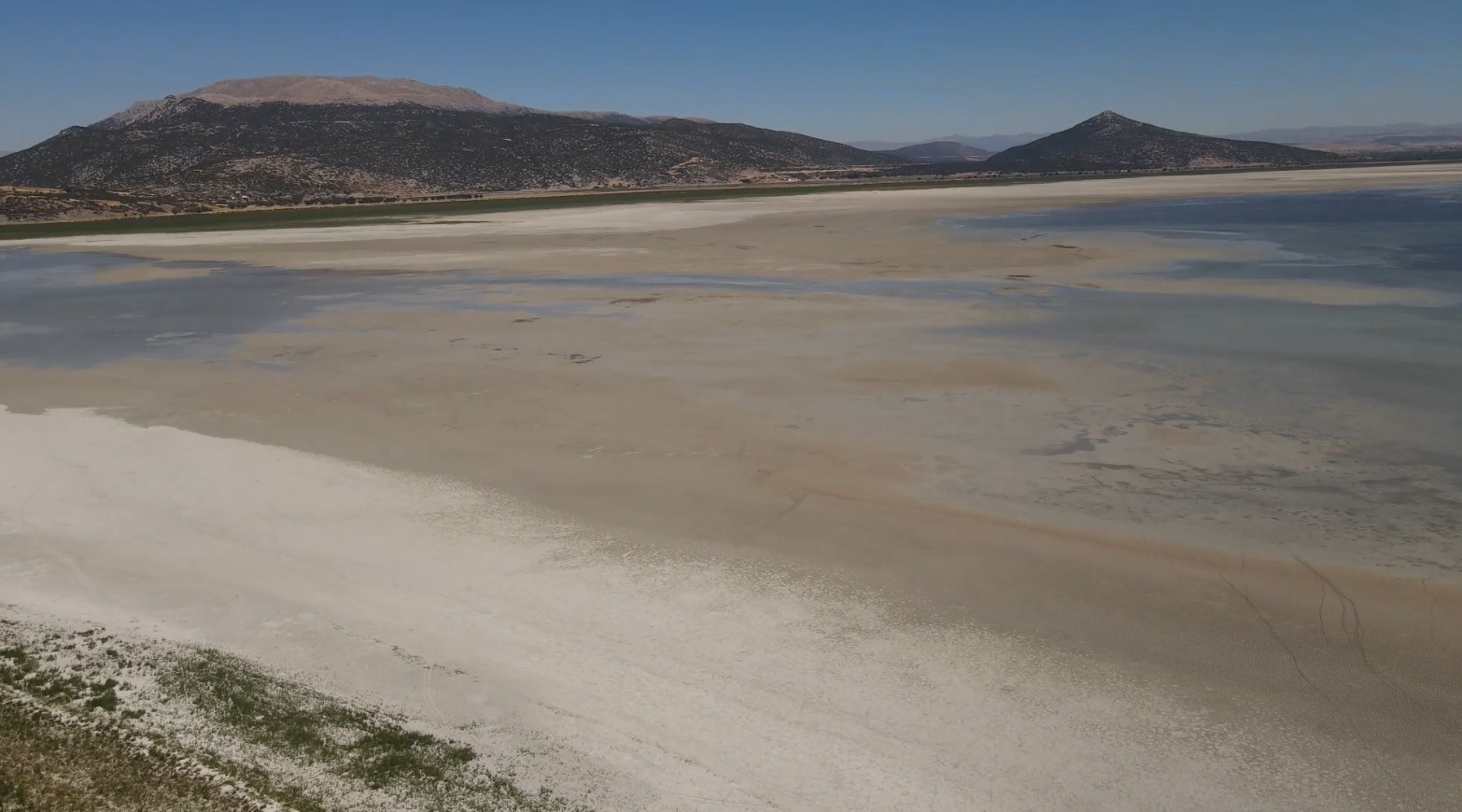 Türkiye’nin 4’üncü büyük gölü kuraklık nedeniyle ortadan ikiye bölündü