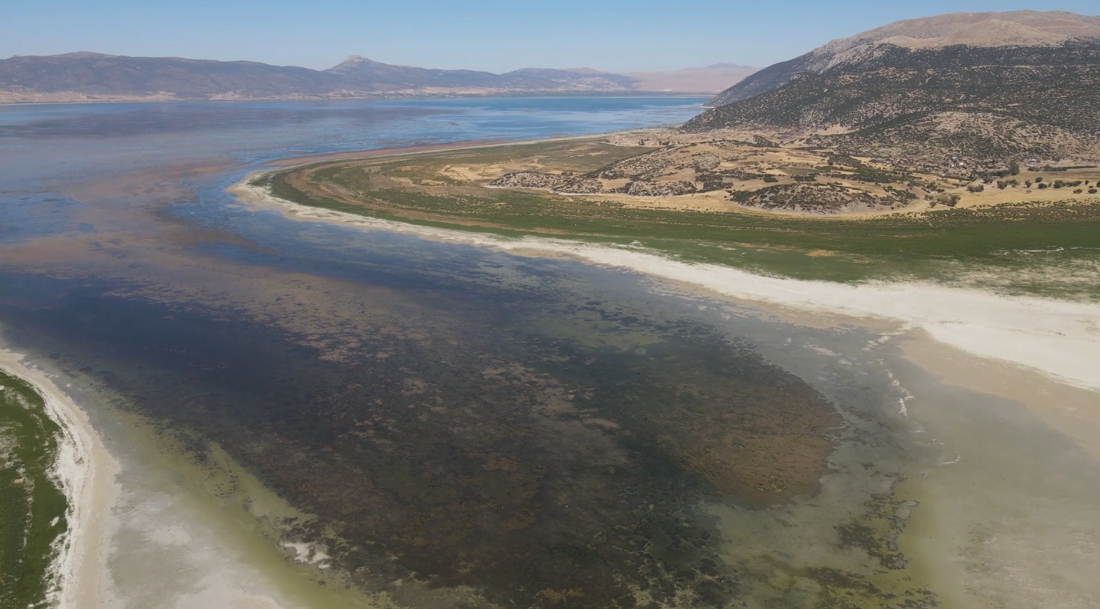 Türkiye’nin 4’üncü büyük gölü kuraklık nedeniyle ortadan ikiye bölündü