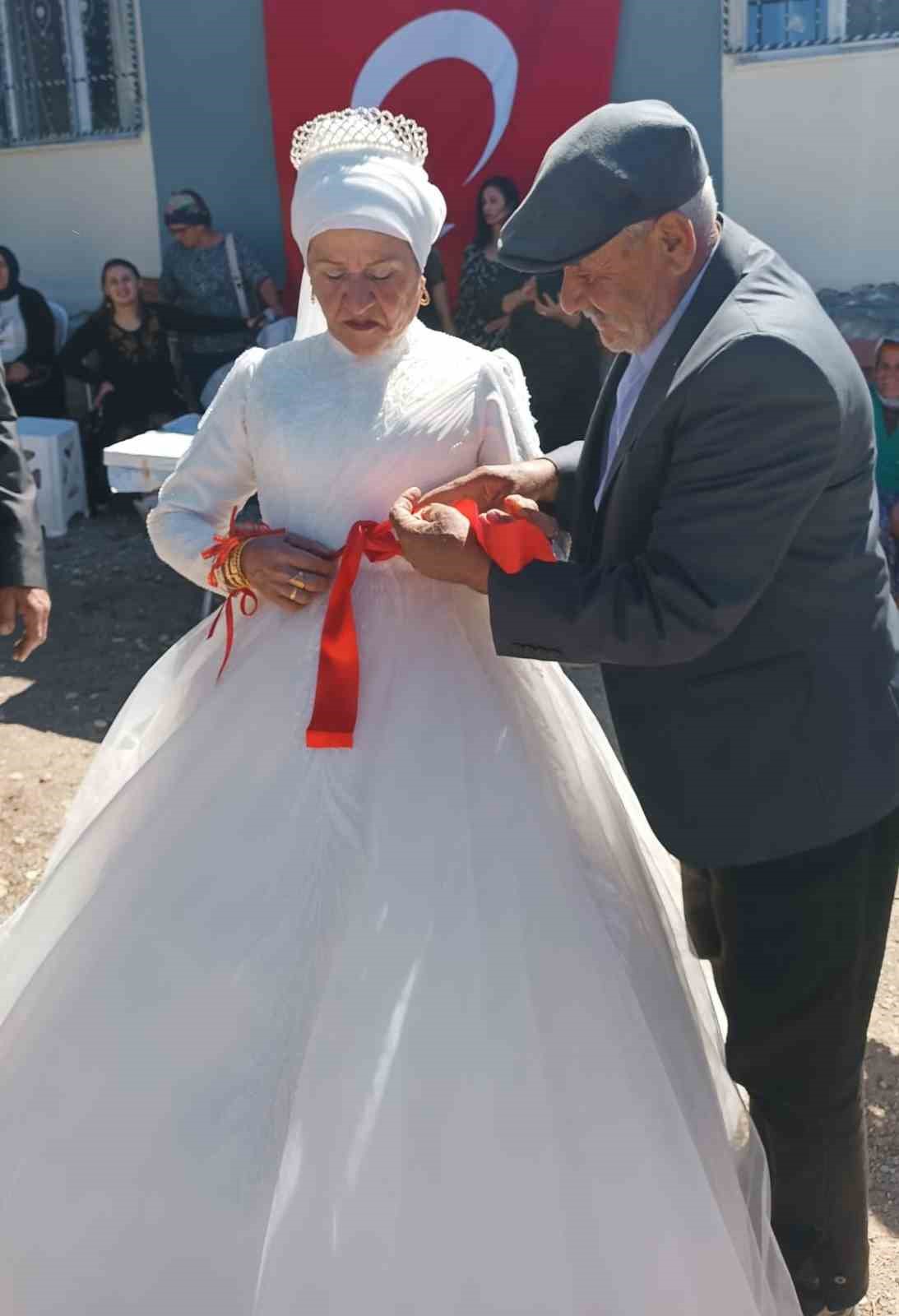 Bitmeyen aşk: 4 çocuklu 9 torunlu çift, 40 yıl sonra düğün yaptı