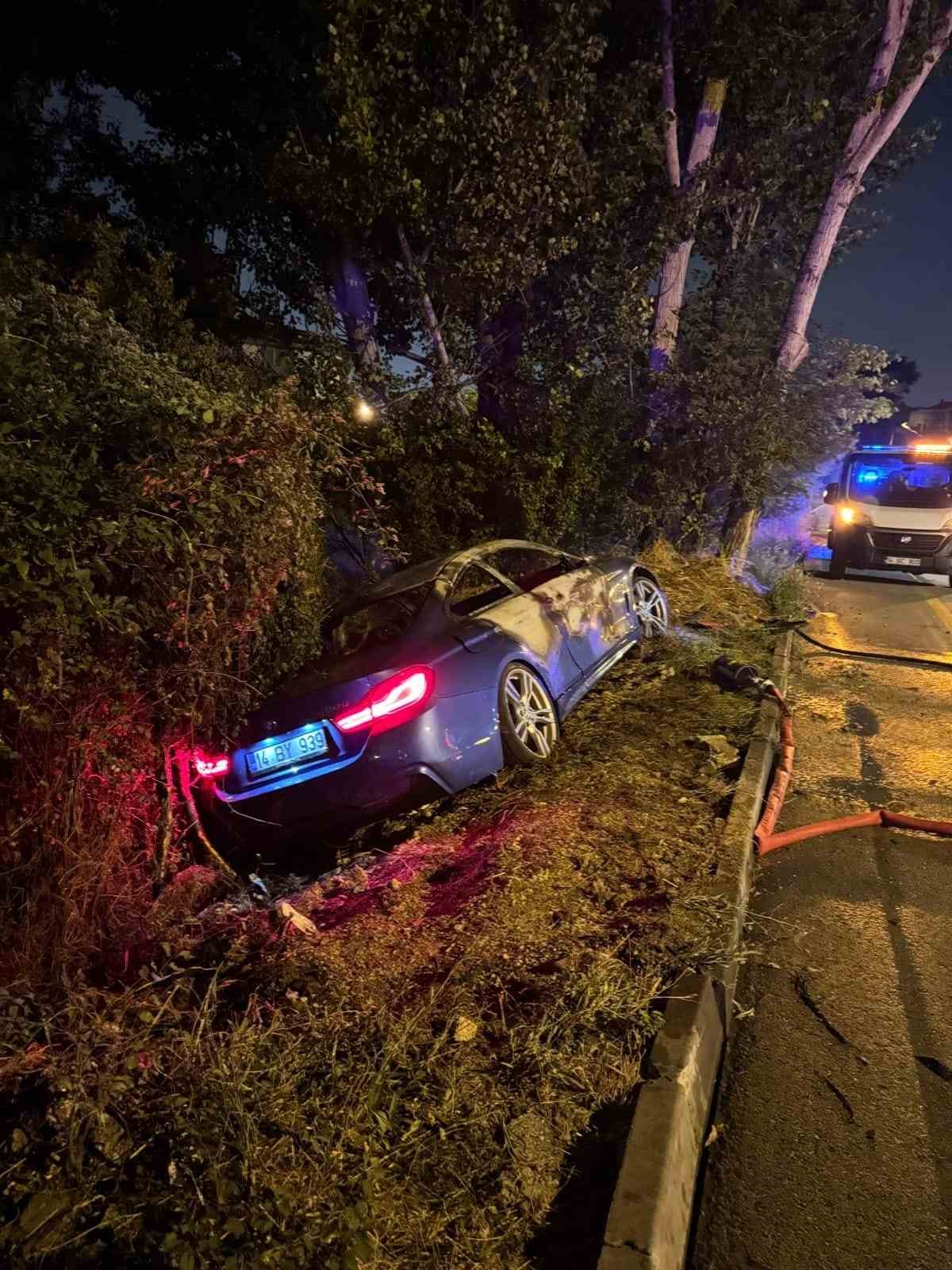 Kontrolden çıkan lüks araç ağaçlara çarparak alev alev yandı
