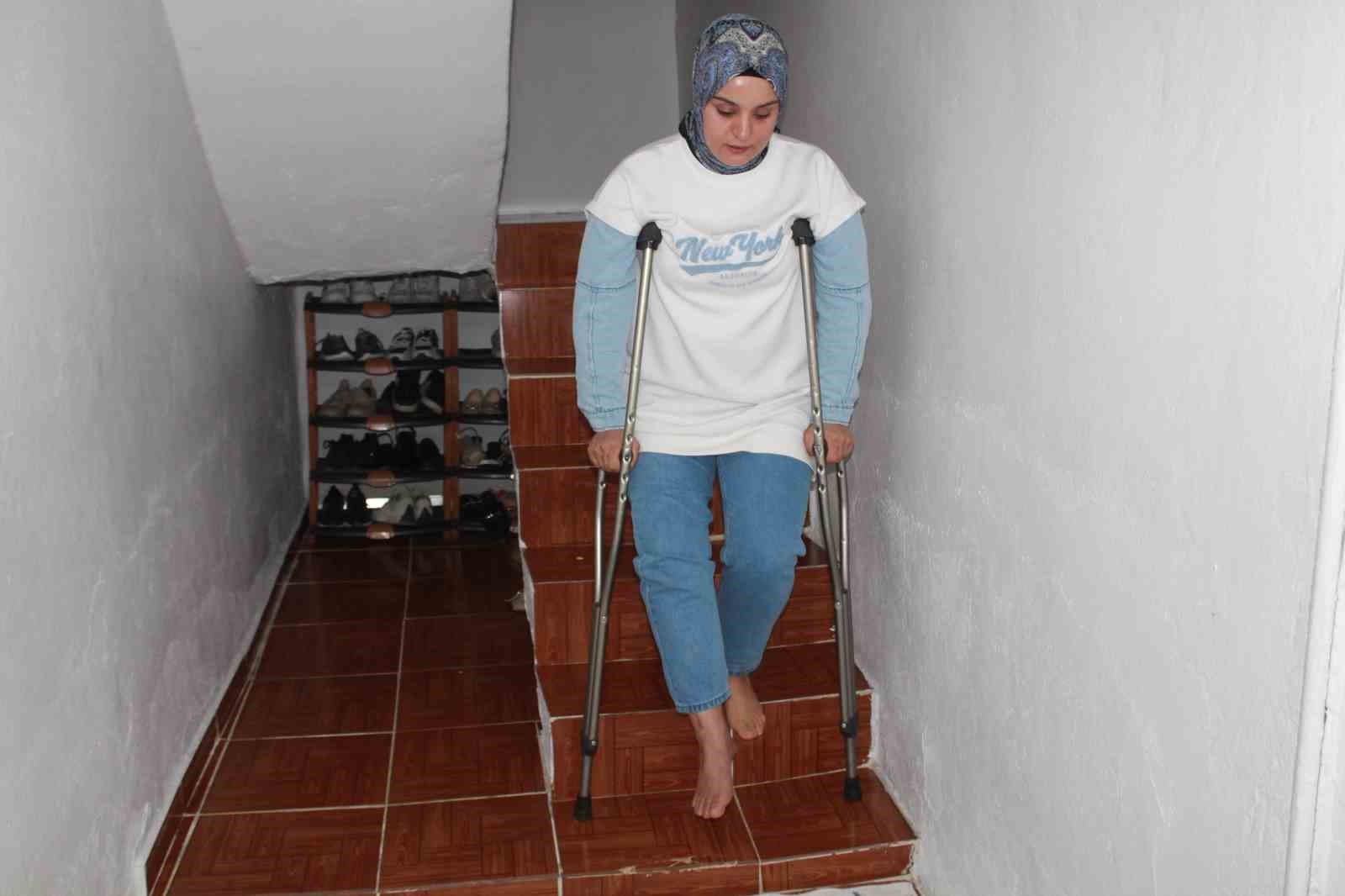 Diz ağrısıyla gittiği Dicle Üniversitesi Tıp Fakültesi Hastanesinde geçirdiği ameliyatla sakat kaldı