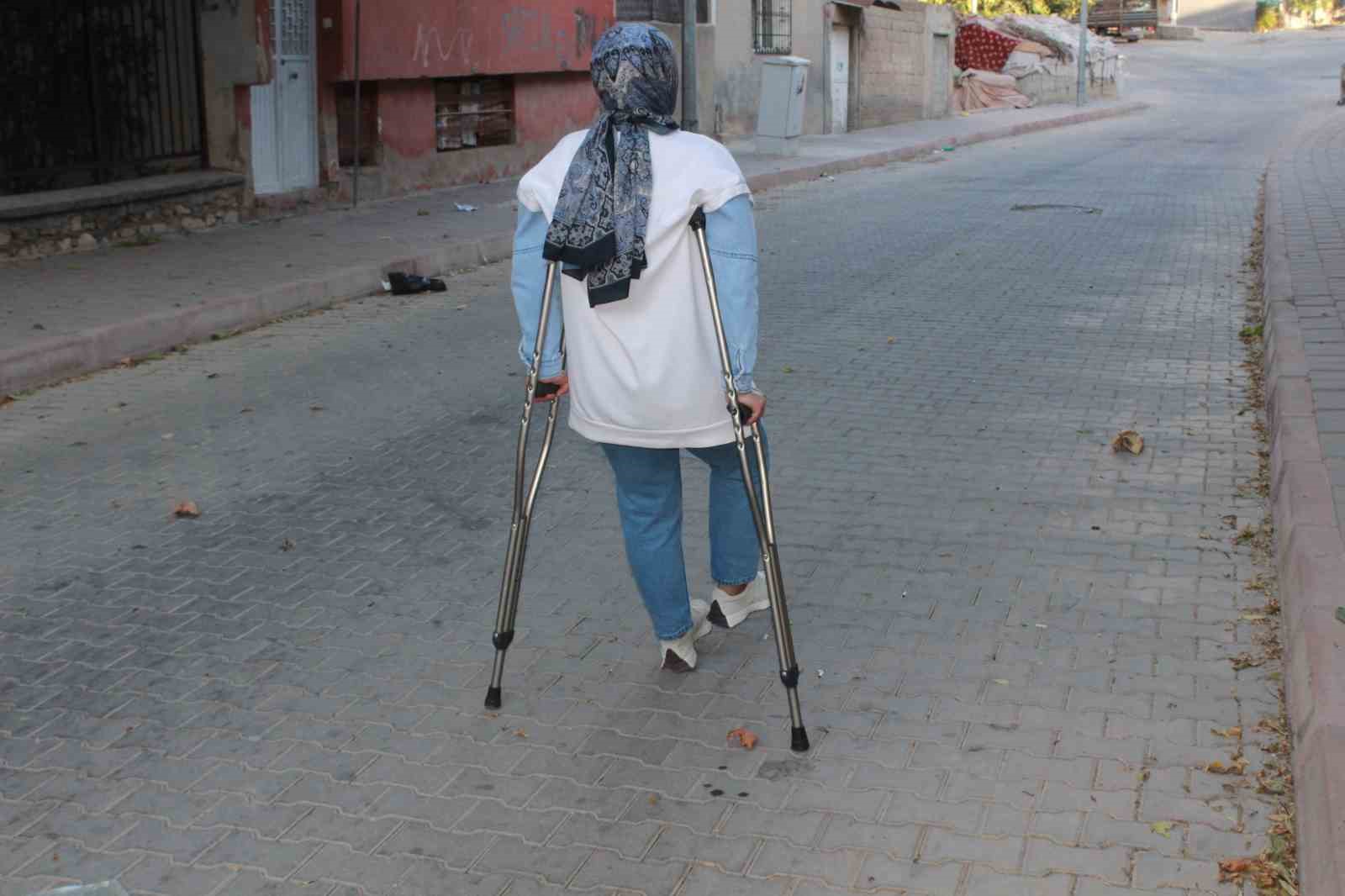 Diz ağrısıyla gittiği Dicle Üniversitesi Tıp Fakültesi Hastanesinde geçirdiği ameliyatla sakat kaldı