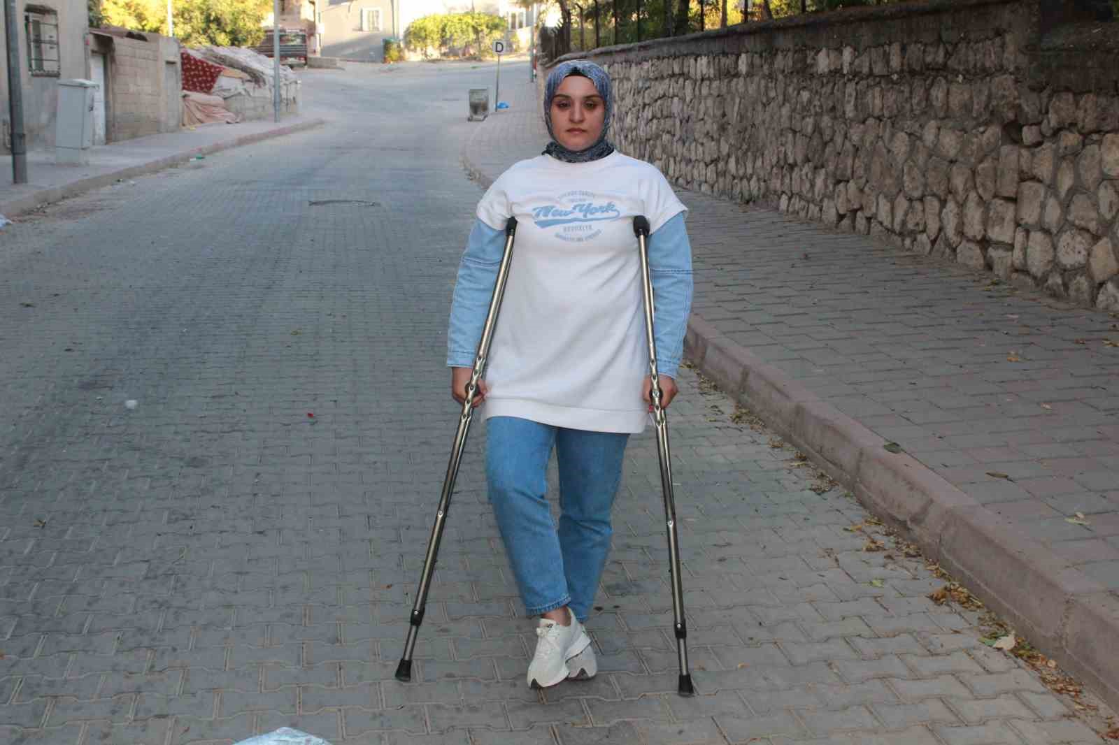 Diz ağrısıyla gittiği Dicle Üniversitesi Tıp Fakültesi Hastanesinde geçirdiği ameliyatla sakat kaldı