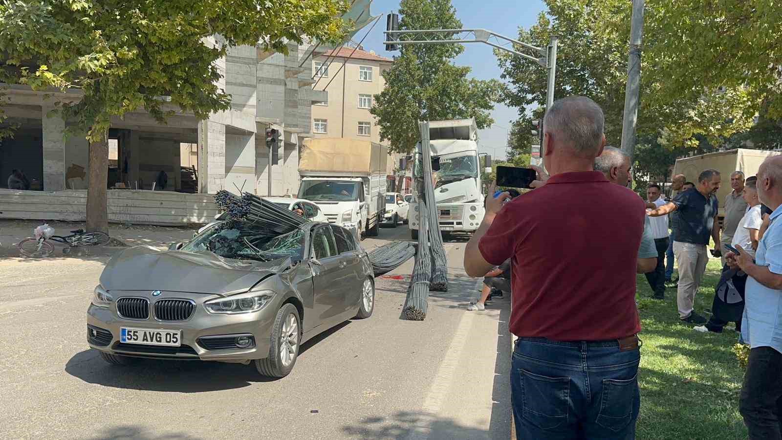 Elazığ’da lüks araç, tonlarca demirin altında kaldı: 2 yaralı
