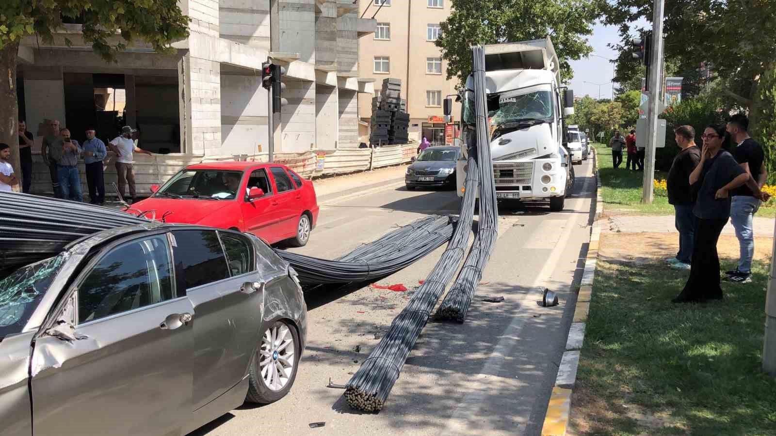 Elazığ’da lüks araç, tonlarca demirin altında kaldı: 2 yaralı