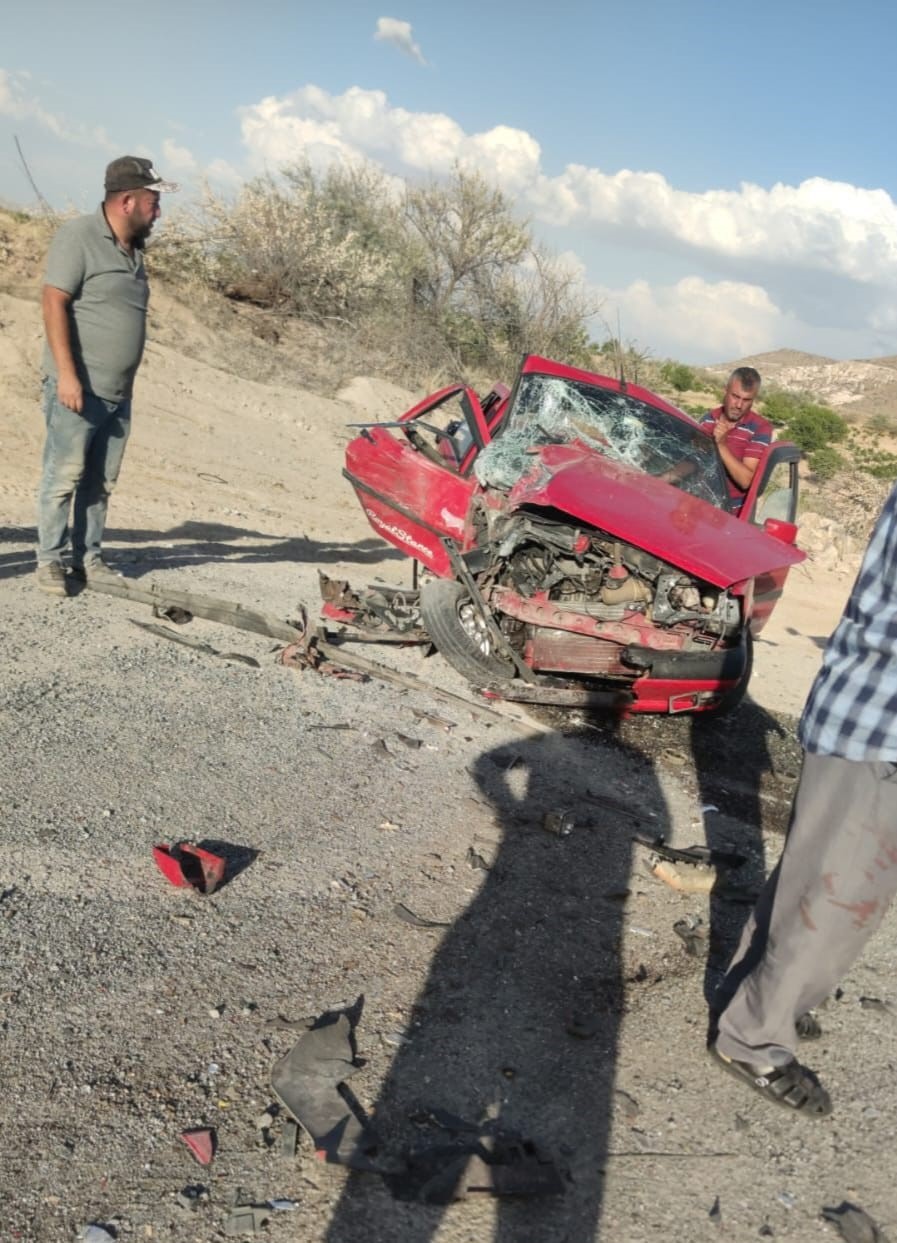 Nevşehir’de otomobil ile minibüs kafa kafaya çarpıştı: 1 ölü, 2 yaralı