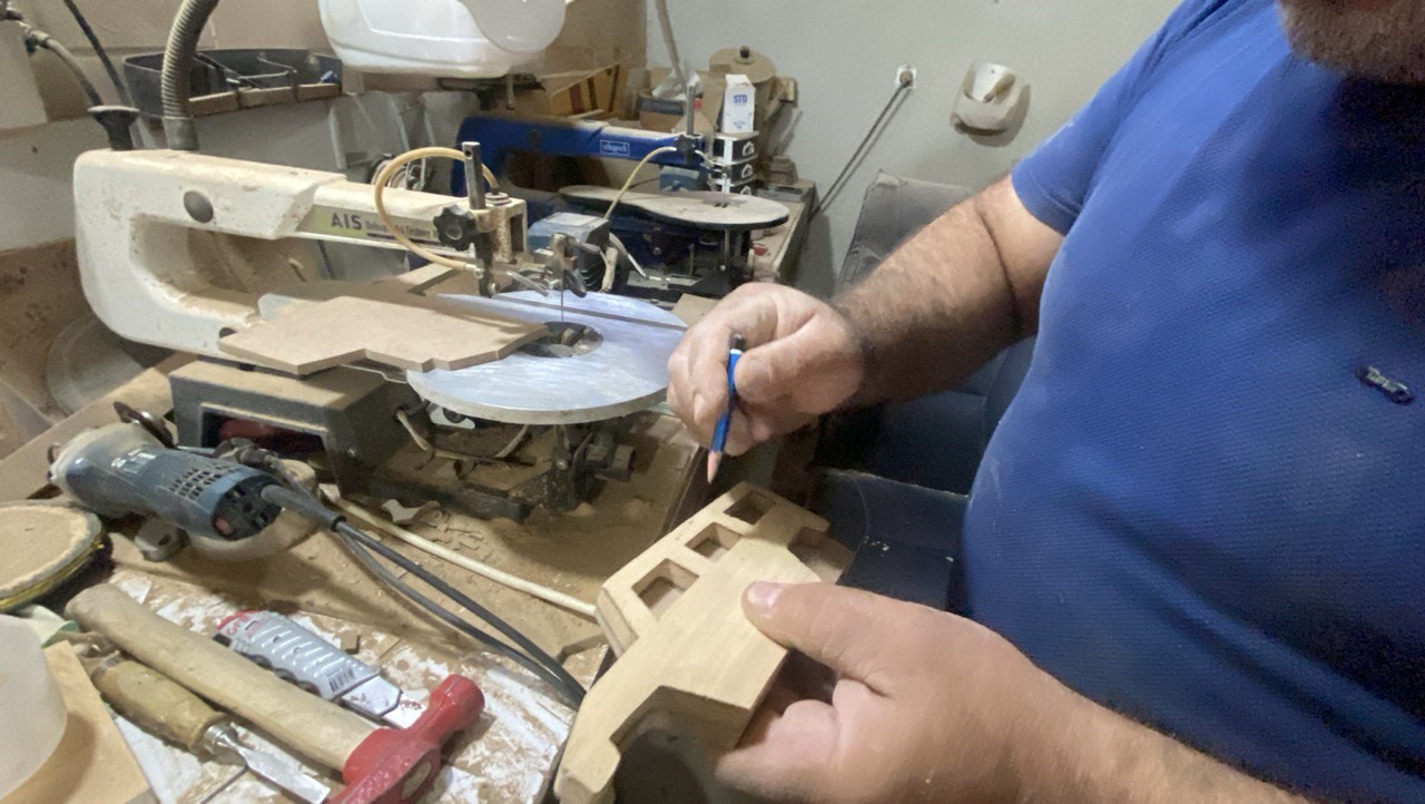 Burdur’da hobi olarak başladığı ahşap ustalığına belediyenin atölyesinde devam ediyor