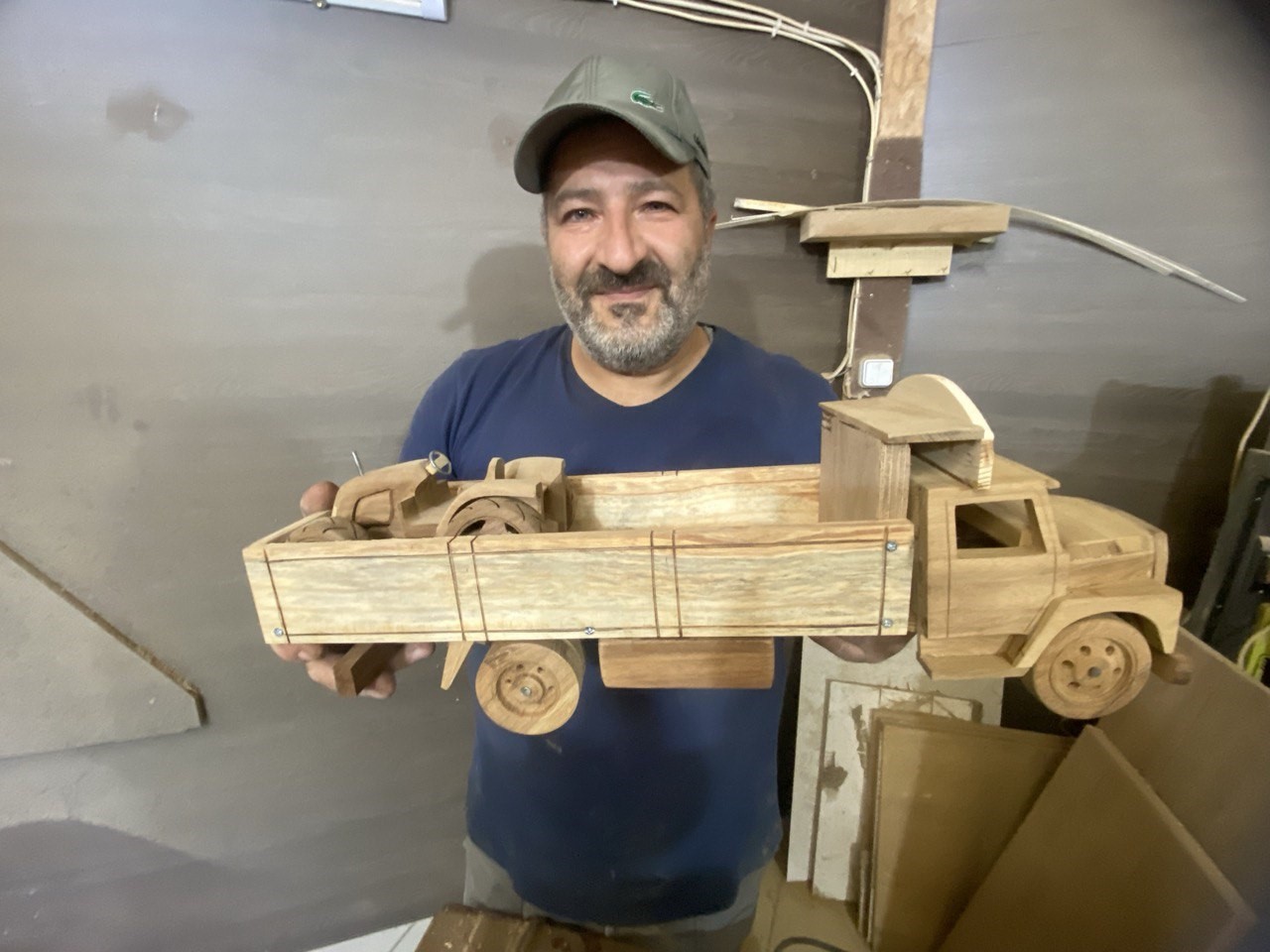 Burdur’da hobi olarak başladığı ahşap ustalığına belediyenin atölyesinde devam ediyor