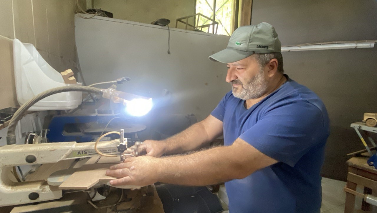 Burdur’da hobi olarak başladığı ahşap ustalığına belediyenin atölyesinde devam ediyor
