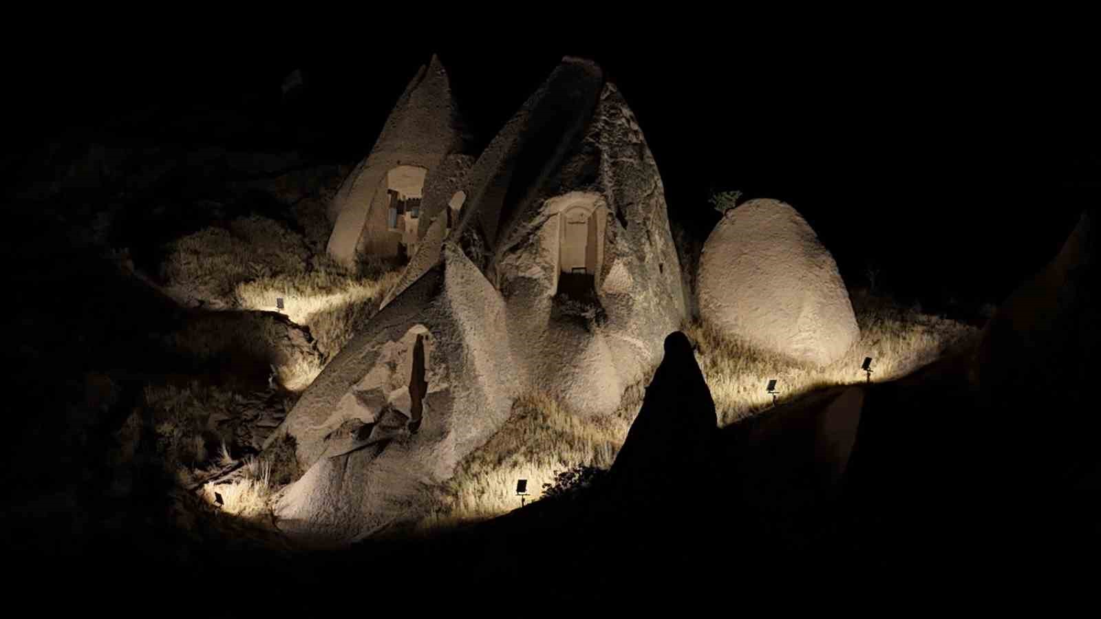 Kapadokya’da ışıklandırılan vadiler bölgenin ihtişamını artırdı