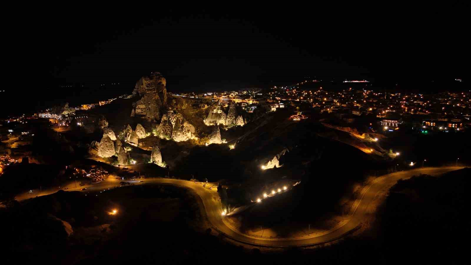 Kapadokya’da ışıklandırılan vadiler bölgenin ihtişamını artırdı