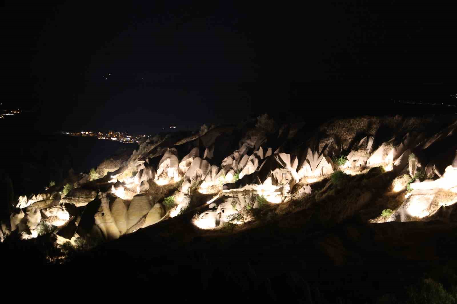 Kapadokya’da ışıklandırılan vadiler bölgenin ihtişamını artırdı