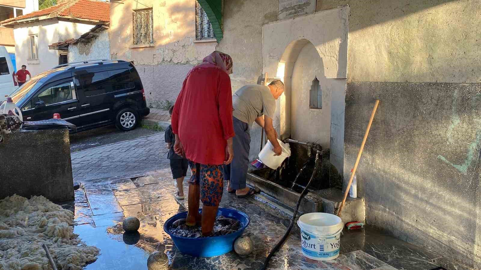(ÖZEL) Halka açık çeşmelerde vatandaş yoğunluğu