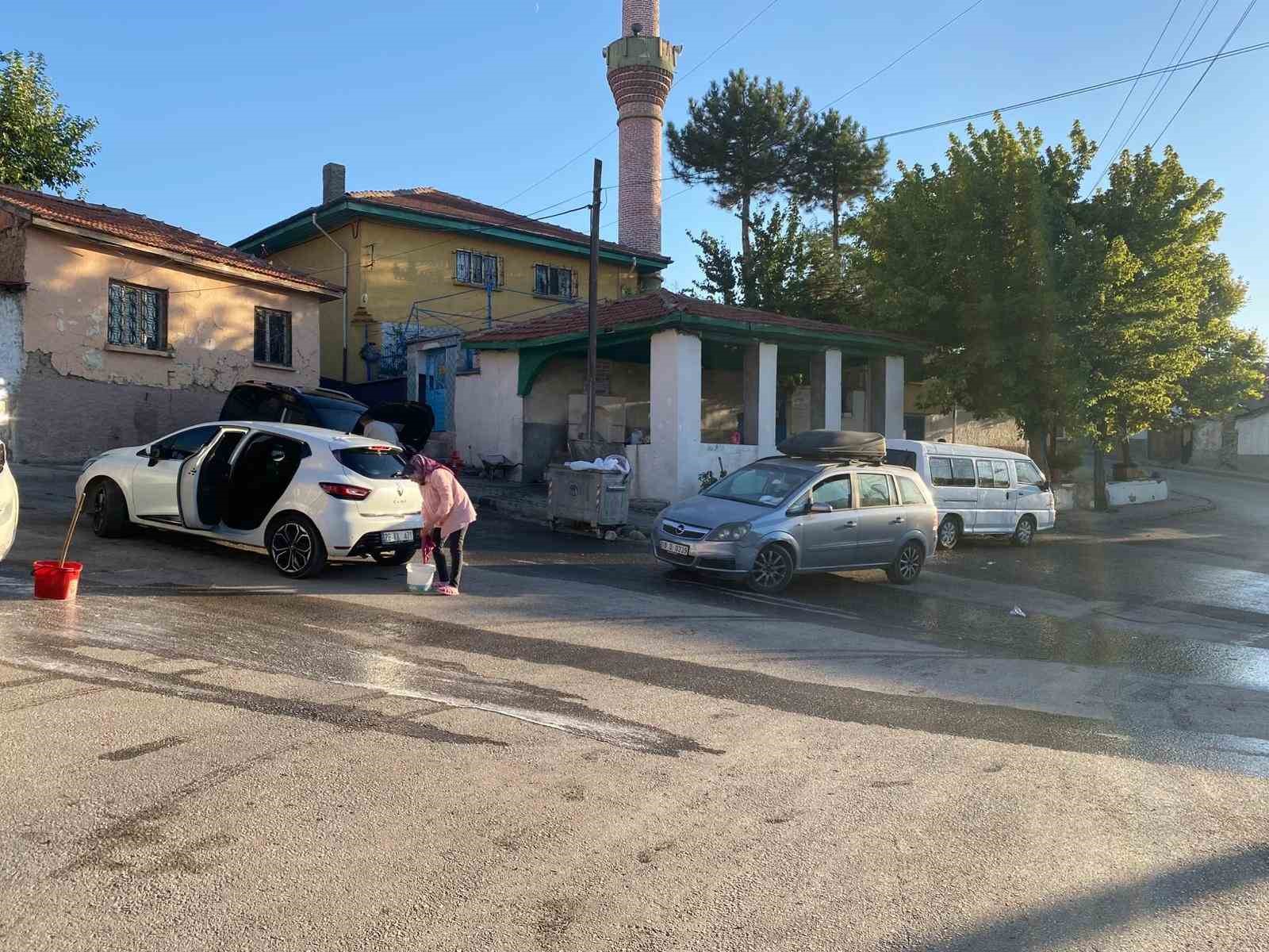 (ÖZEL) Halka açık çeşmelerde vatandaş yoğunluğu