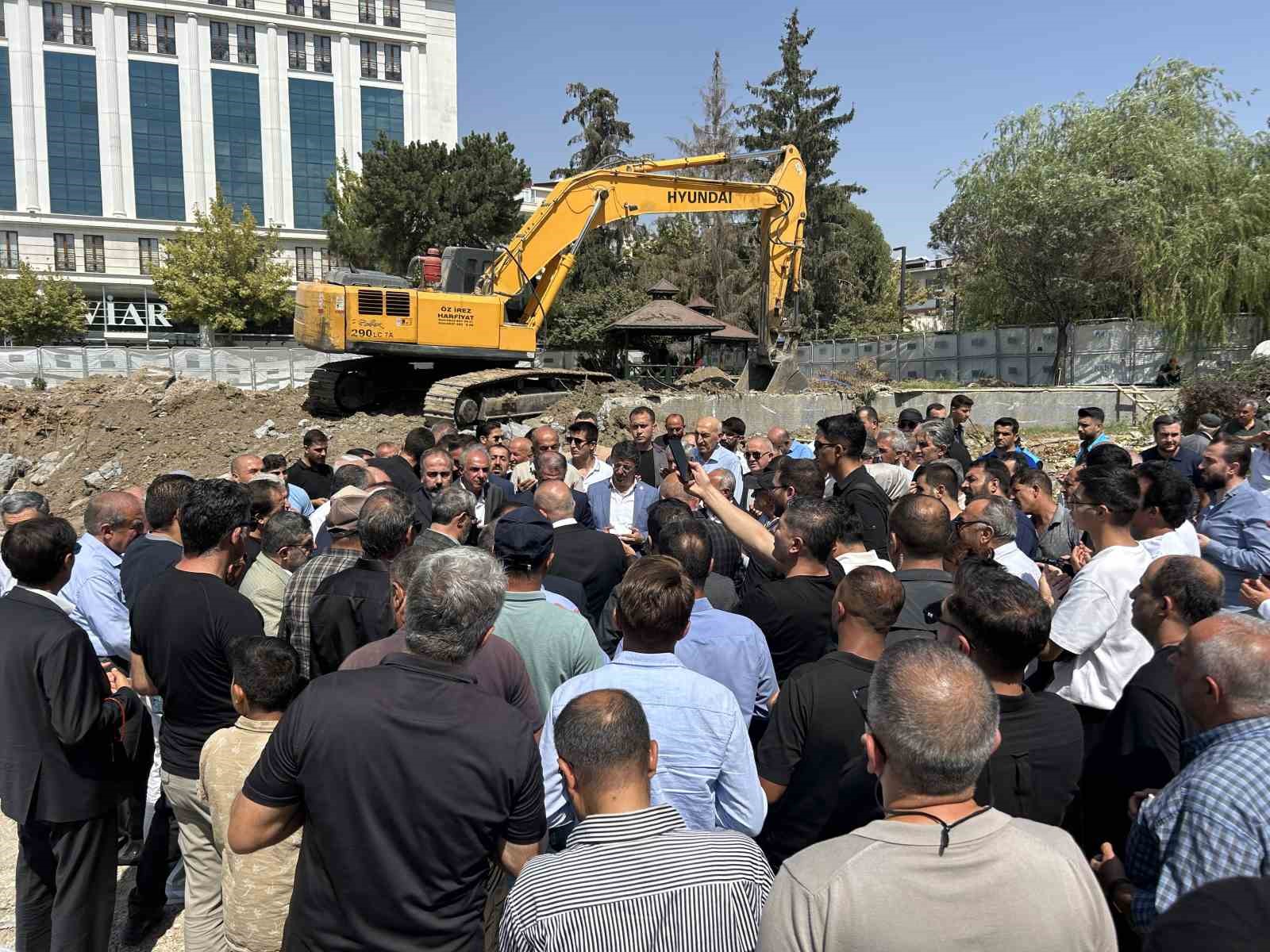 Van Valisi Balcı, Hazreti Ömer Camii inşaatını inceledi