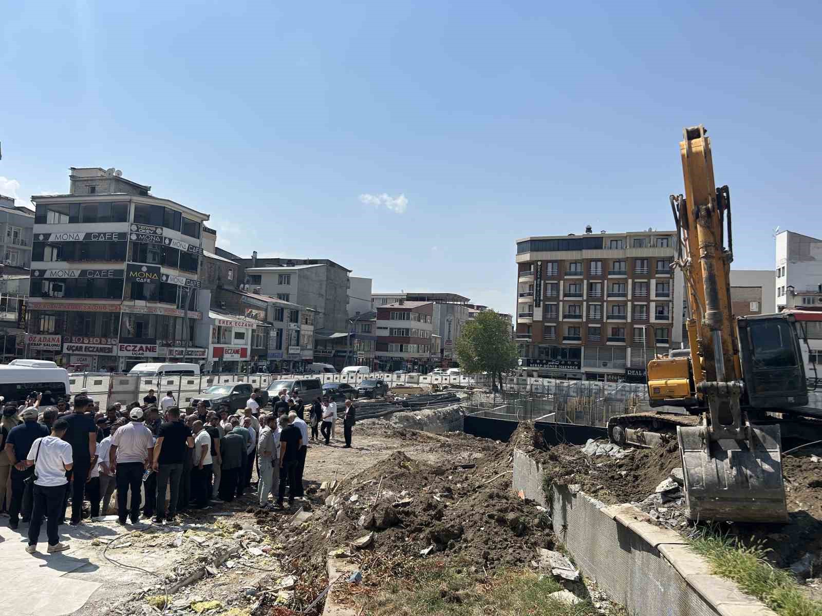 Van Valisi Balcı, Hazreti Ömer Camii inşaatını inceledi