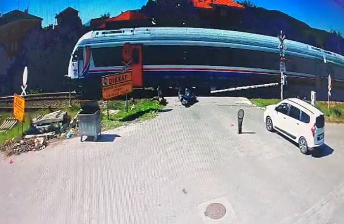 Yolcu treni hemzemin geçitte motosiklete çarptı