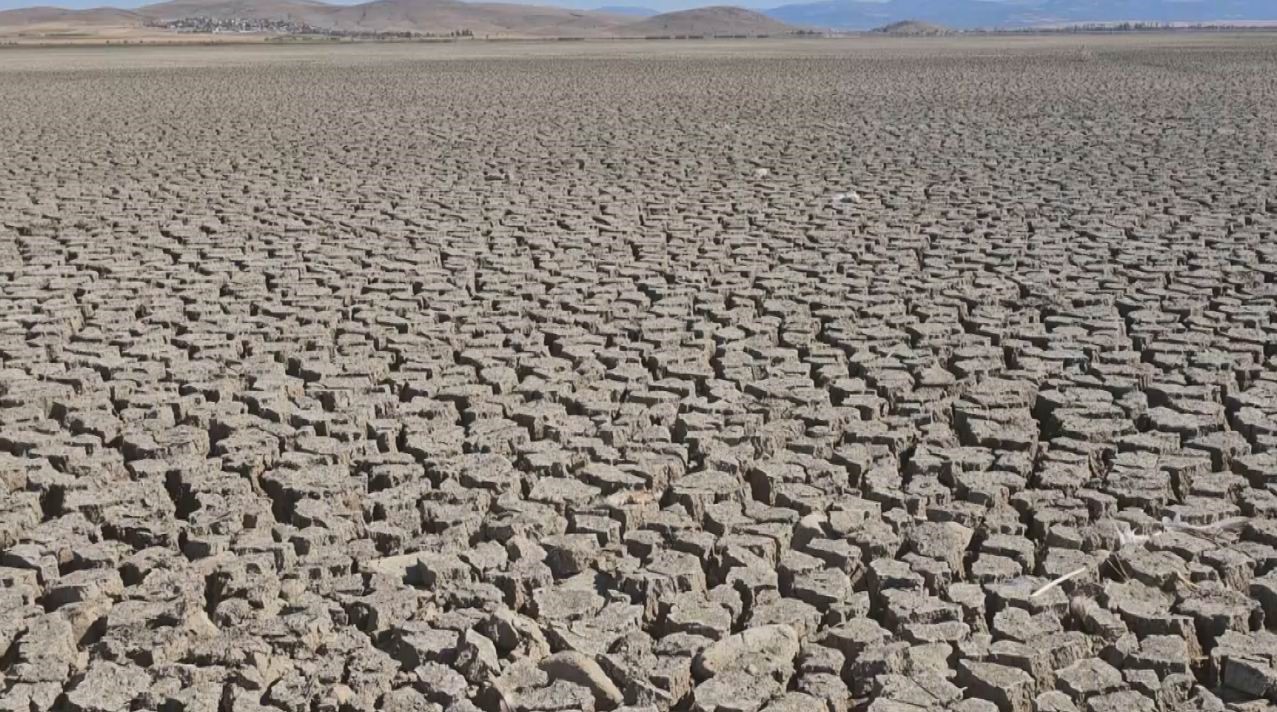 Çavuşçu Gölü kurudu, çatlamış toprağa dönüştü