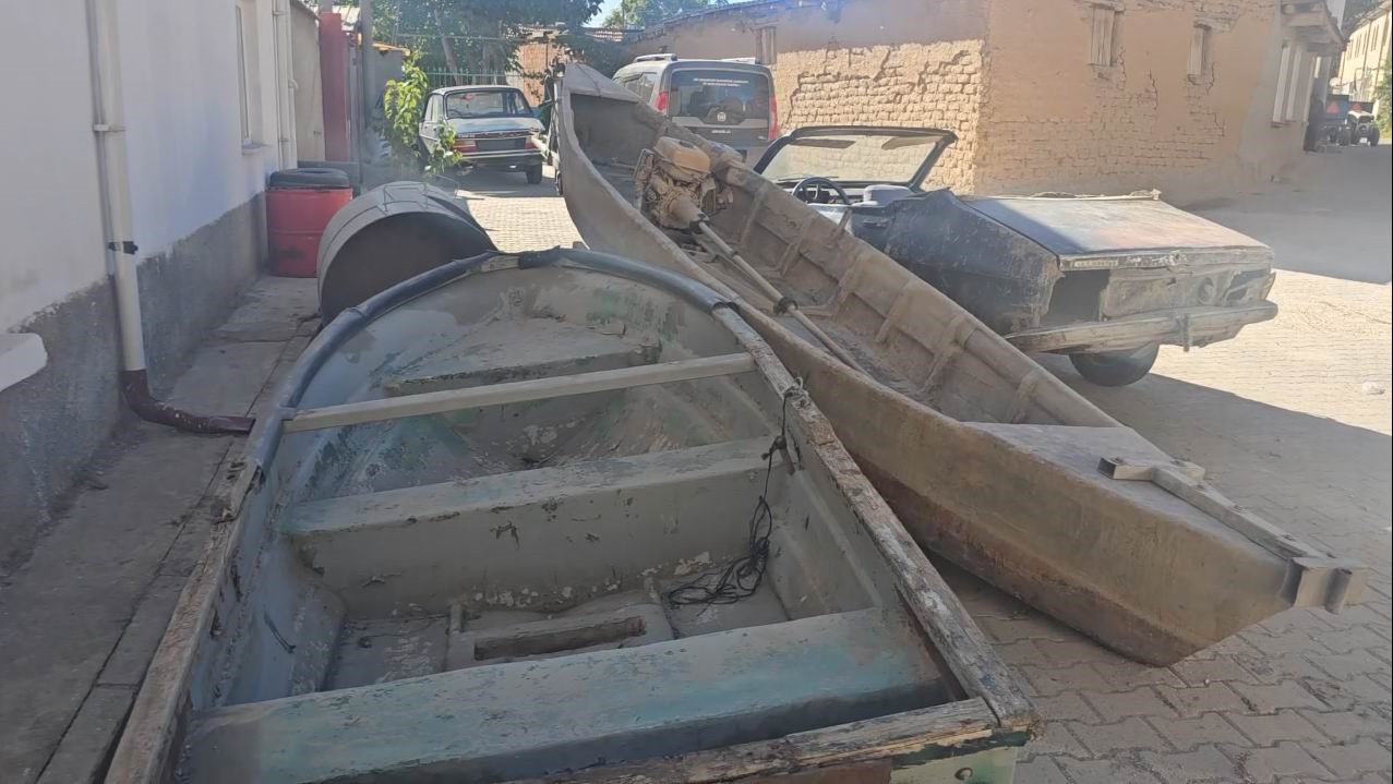 Çavuşçu Gölü kurudu, çatlamış toprağa dönüştü