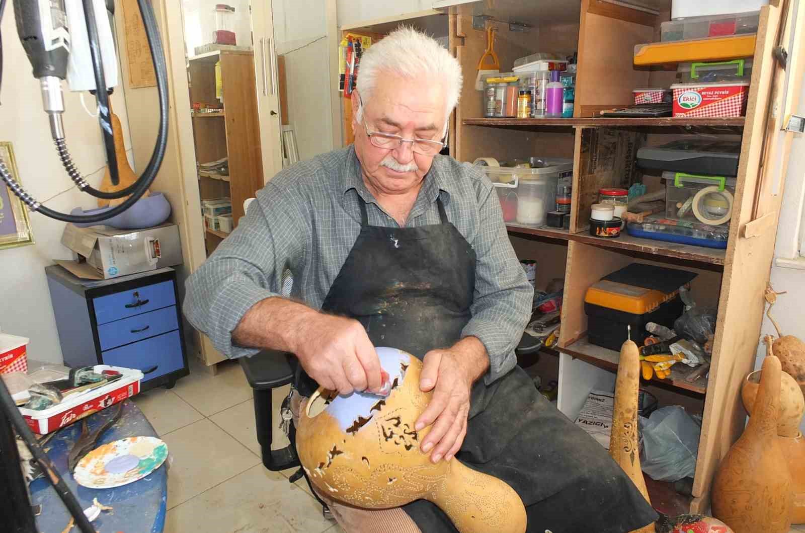 Balıkesirli sanatçı hat yazıları ile süslediği kabakları fuarda sergileyecek