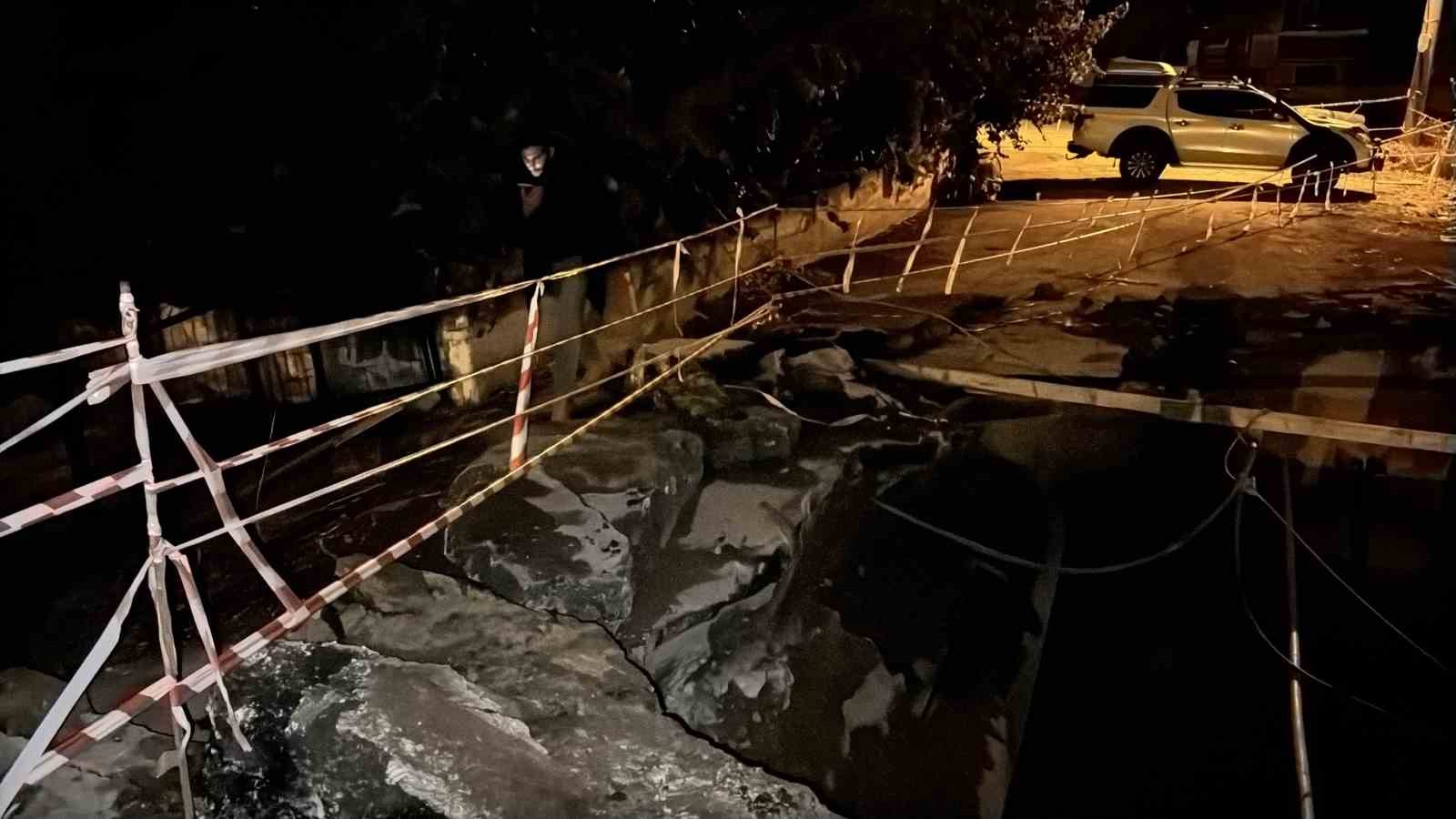 İnşaat sahasının yanındaki yolun bir kısmı çöktü