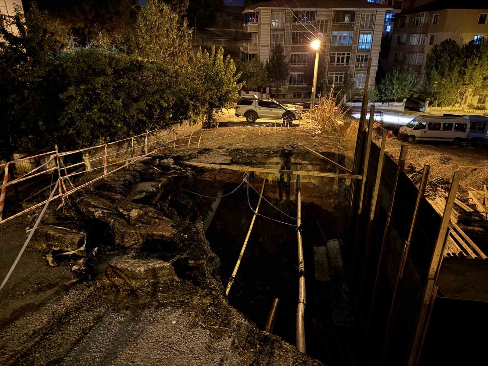 İnşaat sahasının yanındaki yolun bir kısmı çöktü