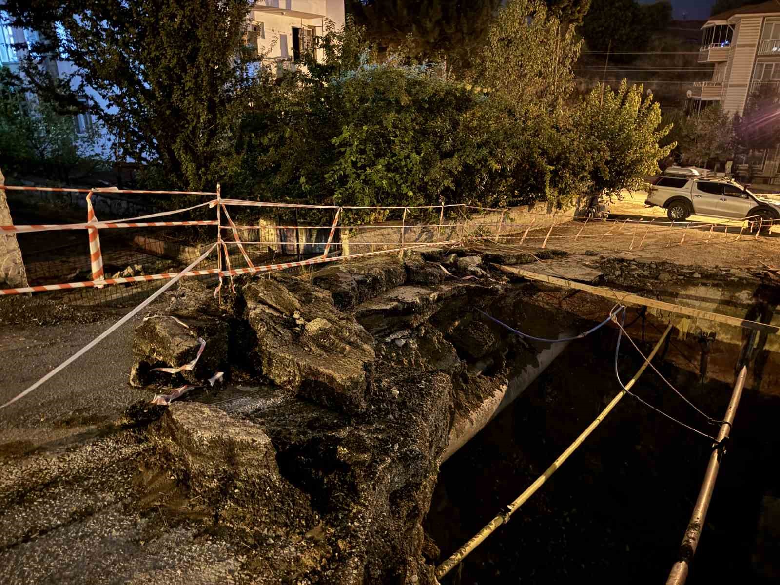 İnşaat sahasının yanındaki yolun bir kısmı çöktü