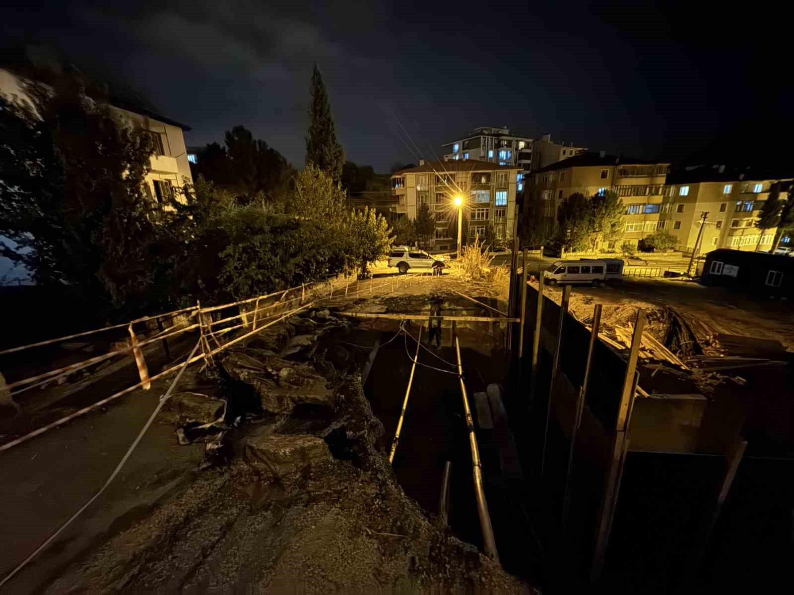 İnşaat sahasının yanındaki yolun bir kısmı çöktü