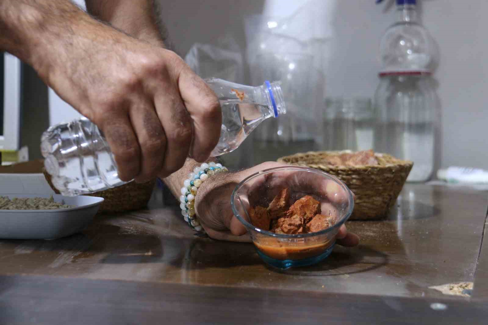 Dünyaca ünlü camiden etkilendi, unutulmaya yüz tutmuş kili yeniden gün yüzüne çıkarttı