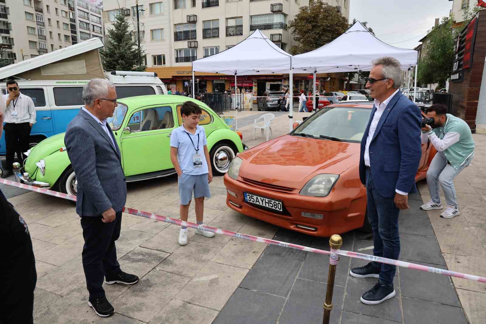 Yıllara meydan okuyan klasik otomobiller görücüye çıktı