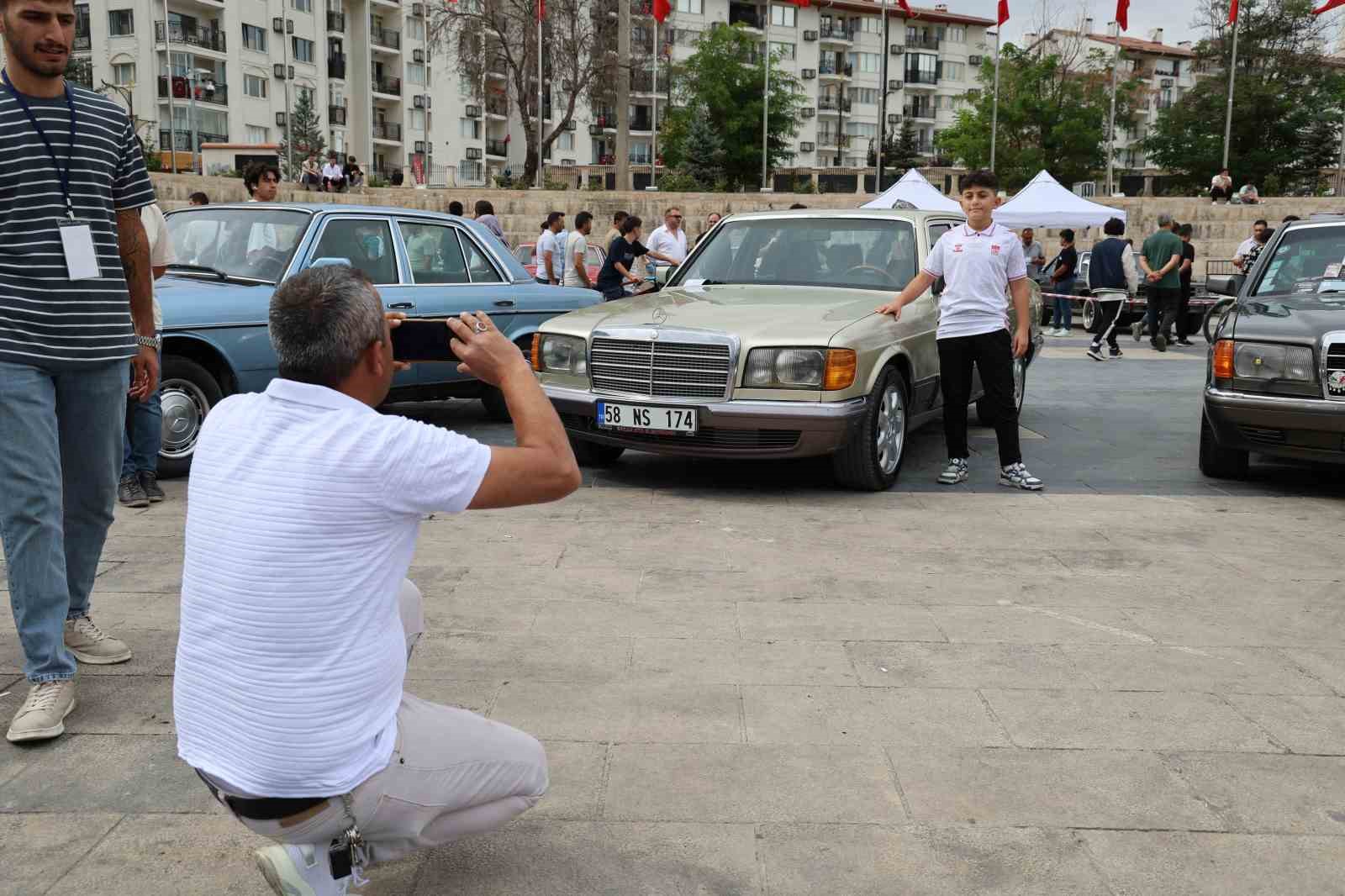 Yıllara meydan okuyan klasik otomobiller görücüye çıktı