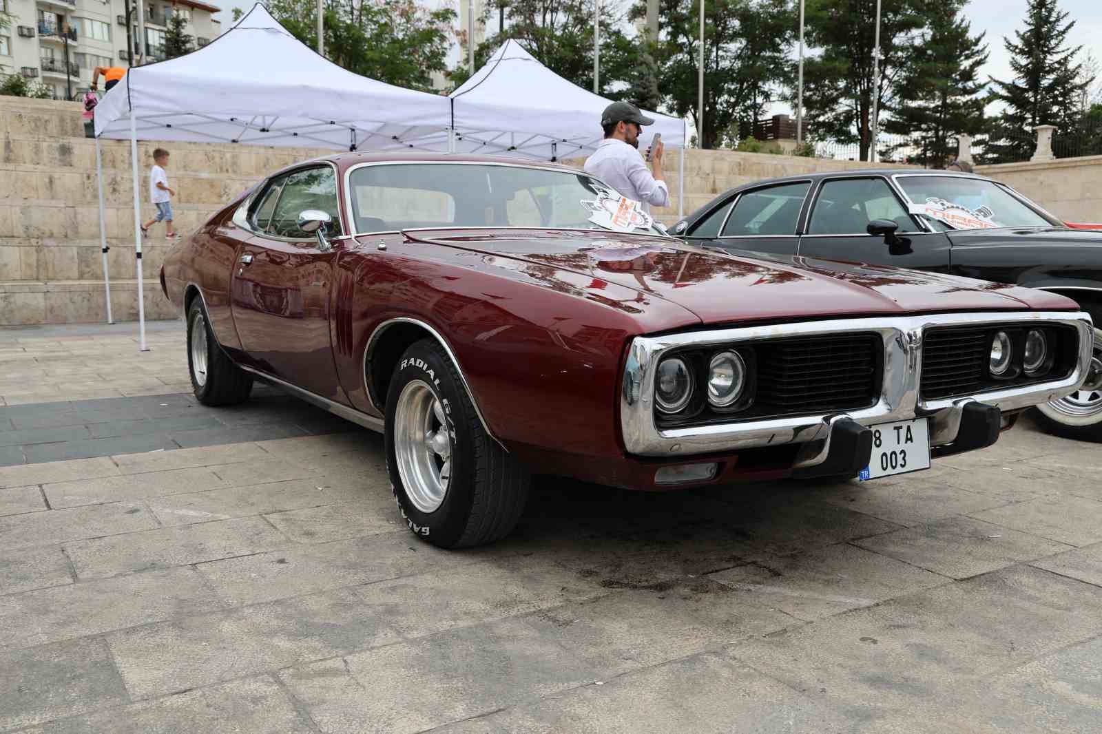 Yıllara meydan okuyan klasik otomobiller görücüye çıktı