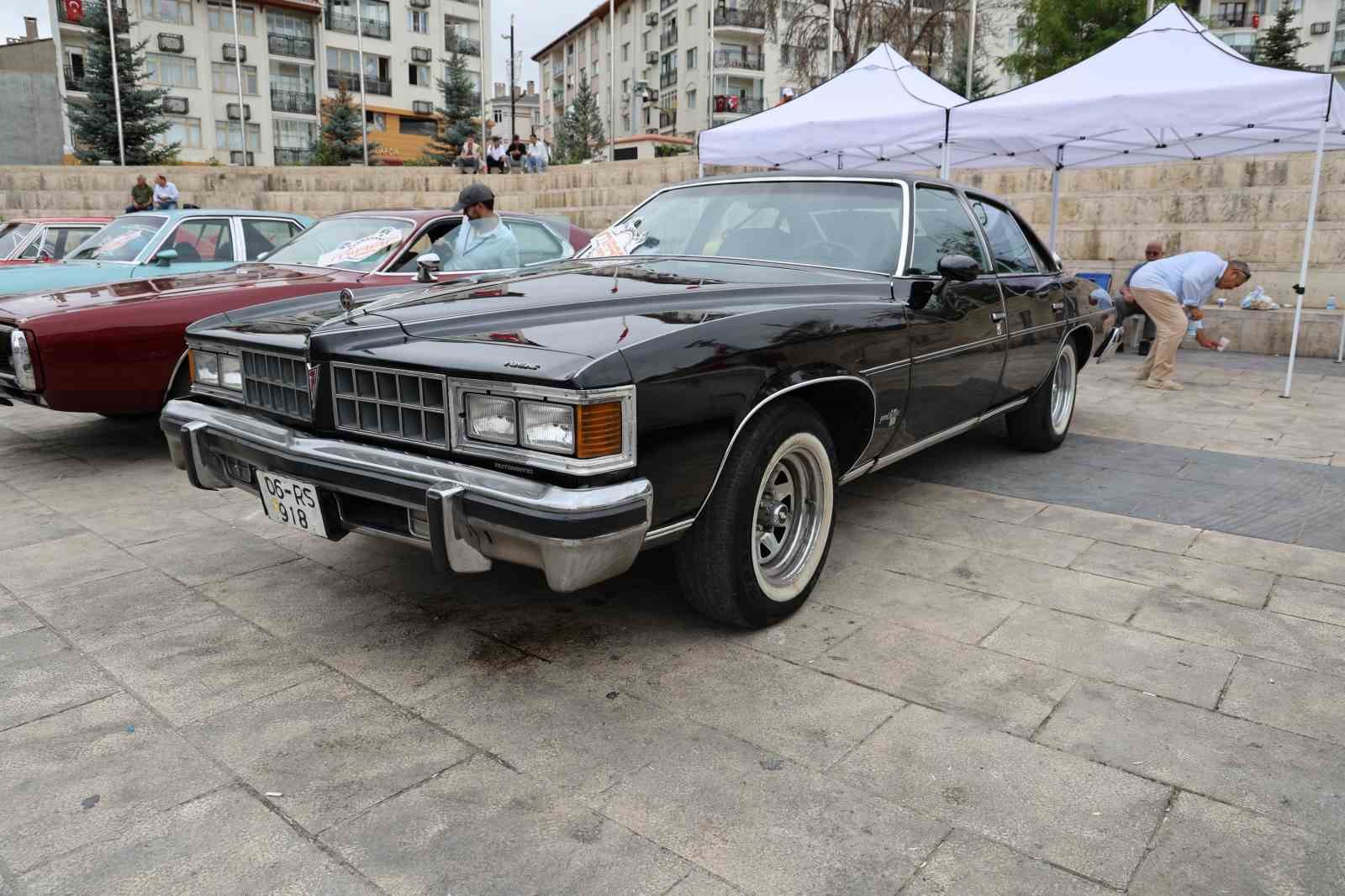 Yıllara meydan okuyan klasik otomobiller görücüye çıktı